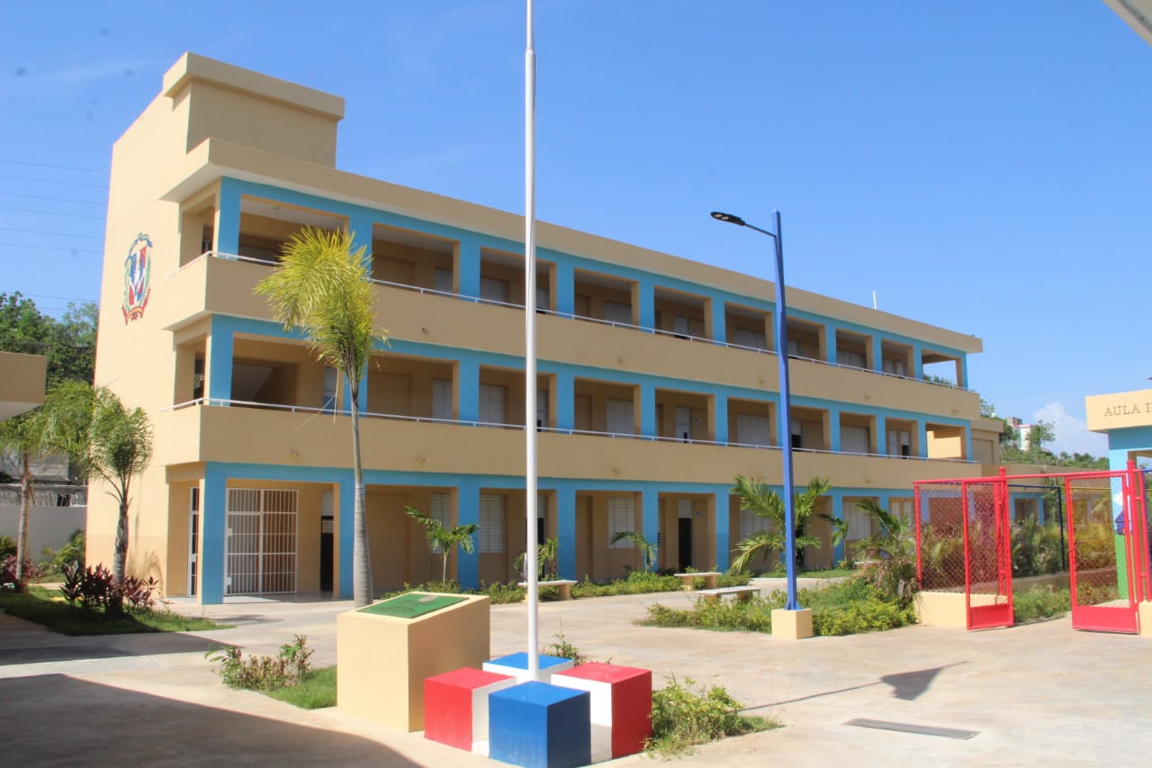 Medina entrega centro educativo en Los Frailes, SDE