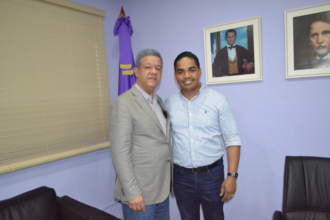 Leonel Fernández visita comando de campaña de Washington Wandelpool en Haina