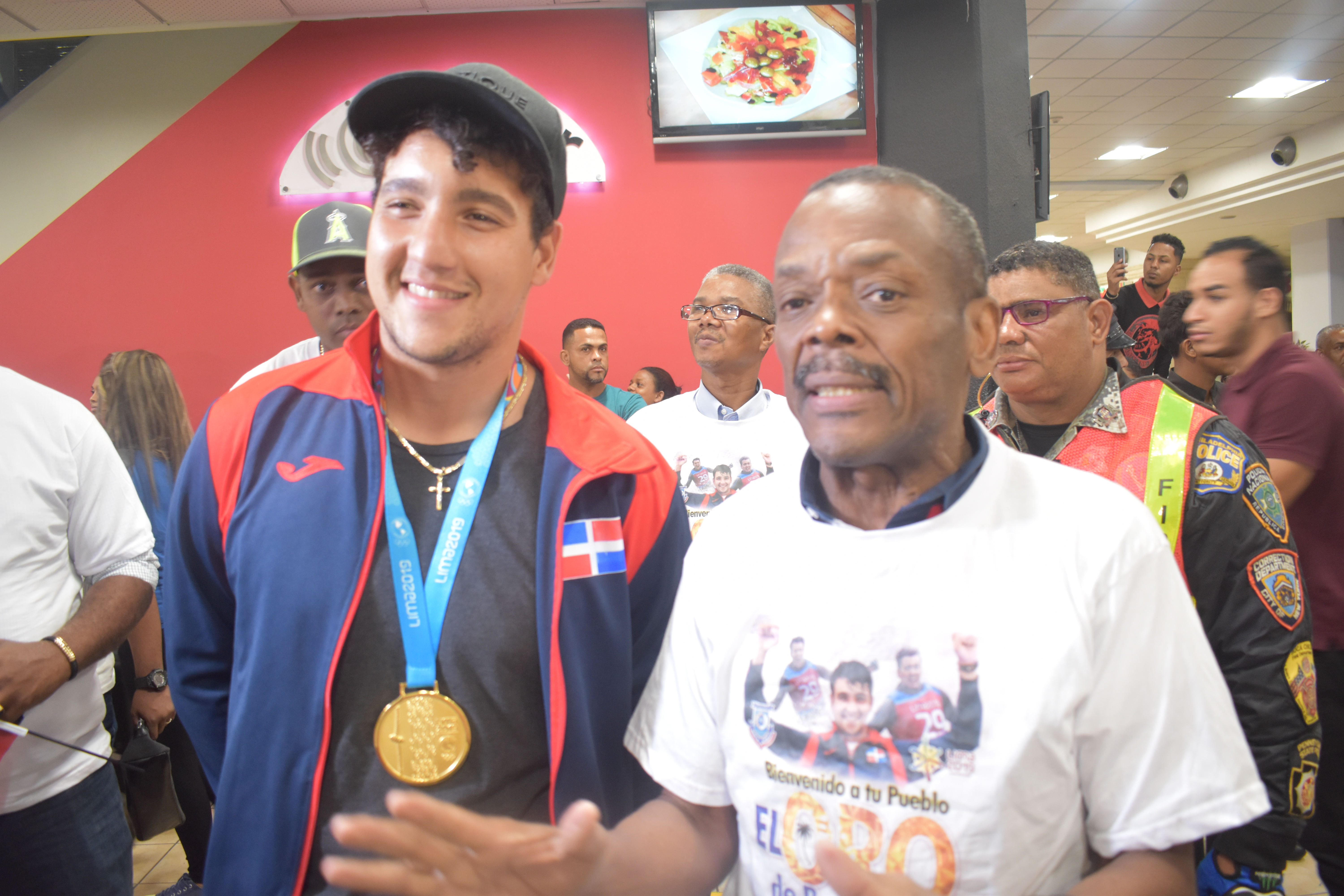 Alcaldía de Boca Chica recibe como héroe al campeón mundial de Esqui Acuatico, Roberto Pigozzi