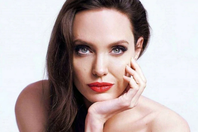 El poderoso ensayo de Angelina Jolie sobre por qué el mundo necesita más "mujeres malvadas"