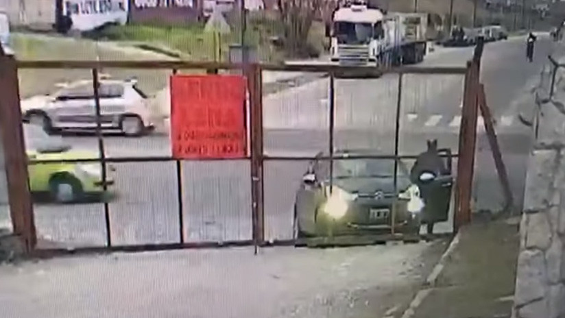(VIDEO) Hombre se baja a abrir portón y le roban auto en segundos
