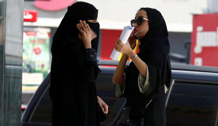 Las mujeres sauditas ya pueden salir del país sin el permiso de un hombre