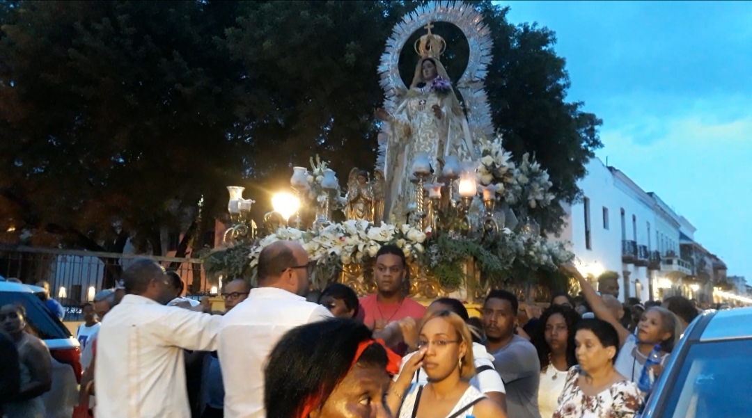 (Video): Cientos de feligreses acudieron a la Zona Colonial a venerar la Virgen de Las Mercedes