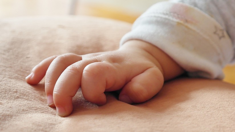 Nace un bebé tras pasar cuatro meses en el vientre de su madre con muerte cerebral
