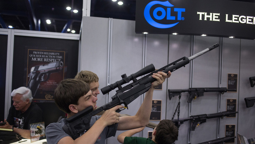 La empresa de armas Colt suspende su producción de rifles para el mercado civil