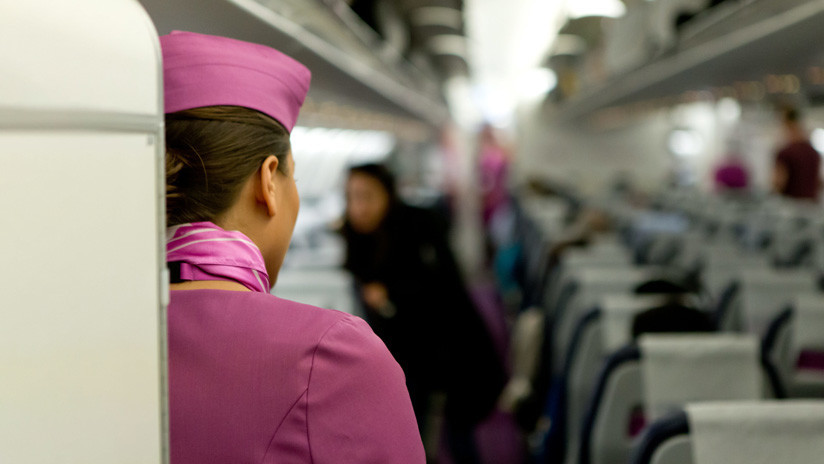 Una azafata confiesa por qué jamás deberías pedir té o café en un avión