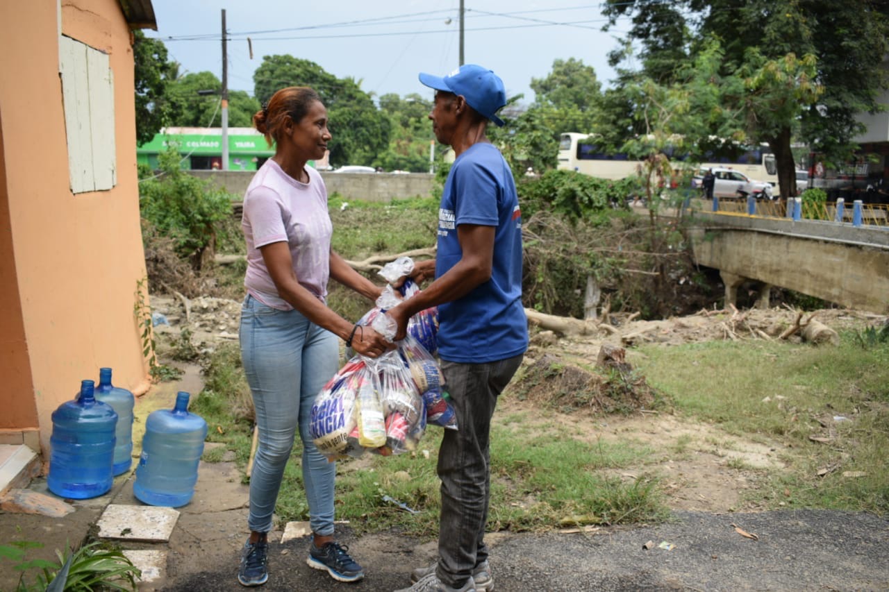 Plan Social Presidencia va en auxilio de familias afectadas por desborde de rio en San Juan