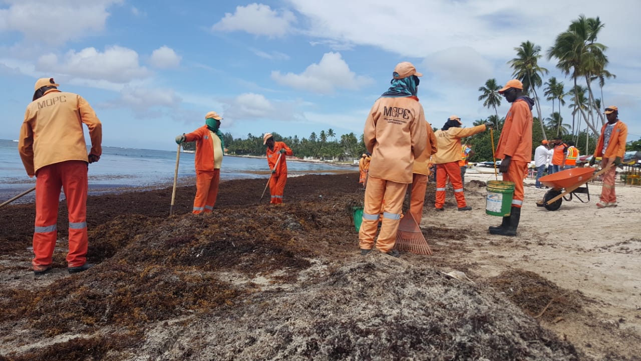 Brigadas MOPC retiran toneladas de sargazos en playas de la región Este