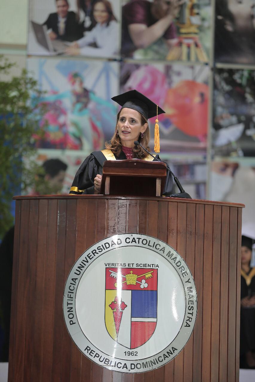 Ligia Bonetti llama a ejercer un liderato responsable en la 76 ceremonia de graduación PUCMM