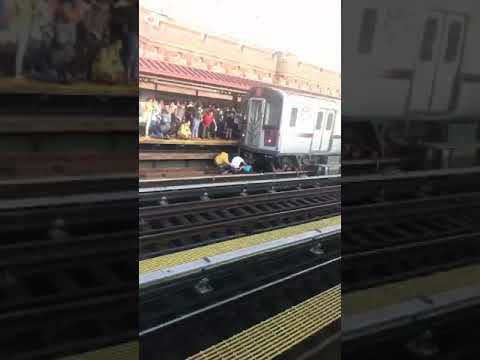 (Videos): Un padre se lanza con su hija de 5 años ante un tren en Nueva York: la pequeña sobrevive milagrosamente