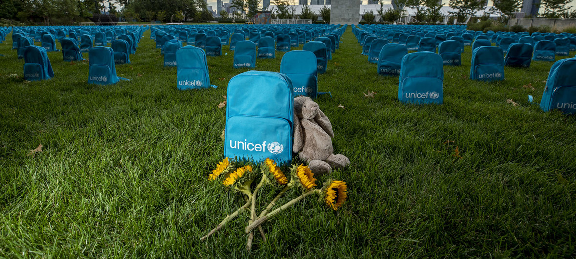 Naciones Unidas coloca frente a su sede 3,758 mochilas como símbolo de los niños muertos en conflictos en 2018