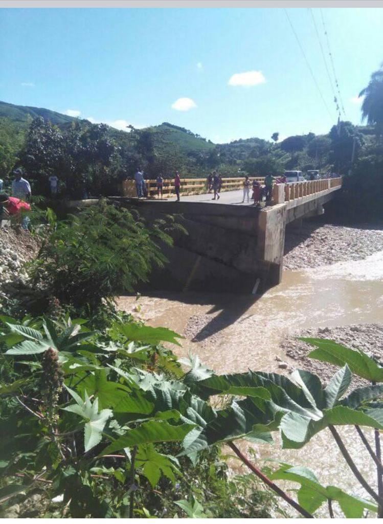 (Video): El Cercado y Vallejuelo quedan incomunicados tras colapsar puente