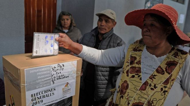 Elecciones en Bolivia: suspenden recuento de la votación cuando todo apunta a una segunda vuelta entre Evo Morales y Carlos Mesa