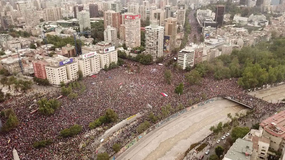 Protestas en Chile: la histórica marcha de más de un millón de personas que tomó las calles de Santiago