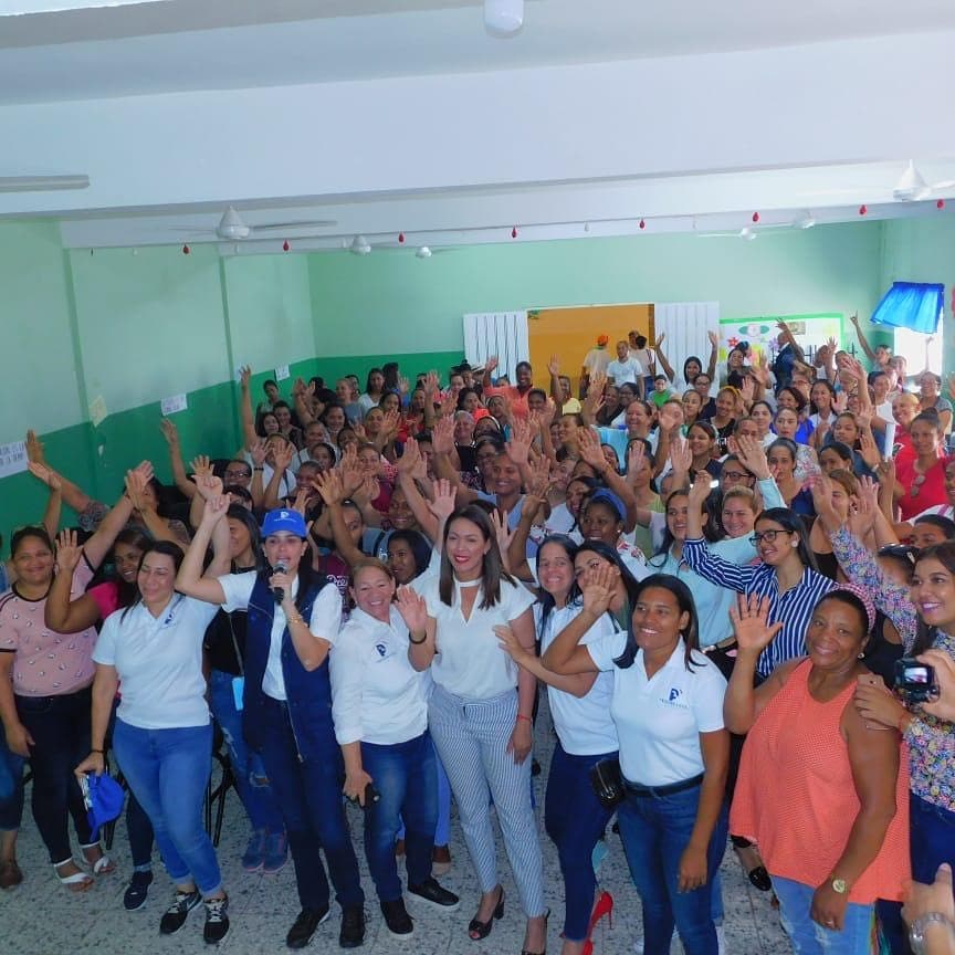 Más de 300 mujeres de San José de Ocoa se formaron de manera gratuita en curso organizado por precandidata a diputada