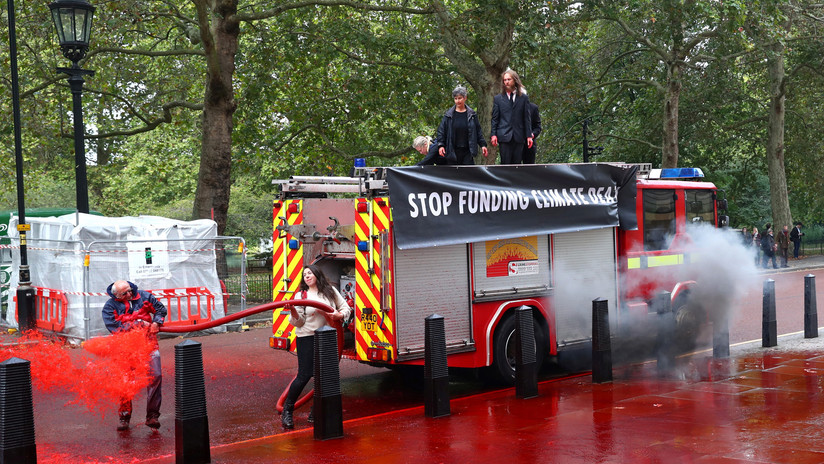 Activistas rocían 1.800 litros de 'sangre' frente a un ministerio en Reino Unido (FOTOS)