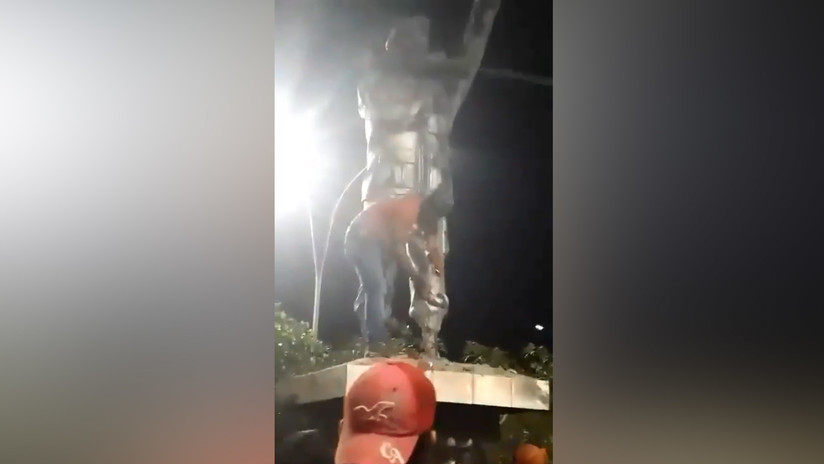 (Video): Derriban estatua de Hugo Chávez durante protestas opositoras en Bolivia
