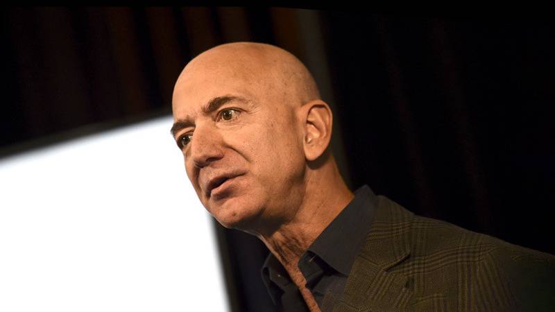 Jeff Bezos pierde su título de hombre más rico del mundo