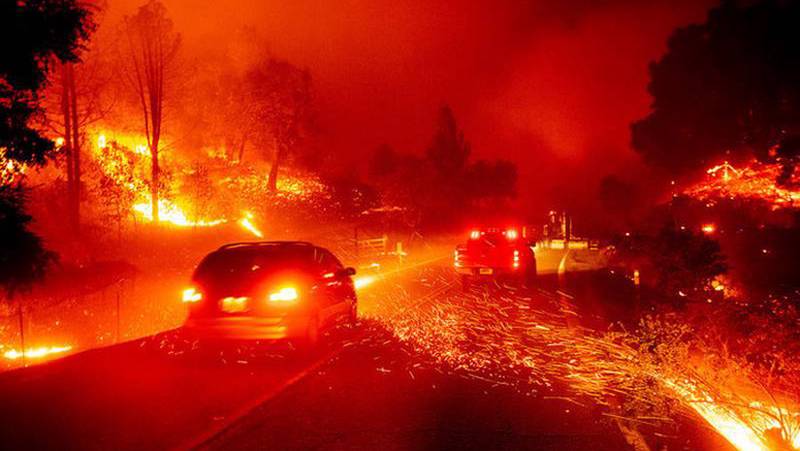 (Video): Ordenan la evacuación de más de 50.000 personas en California por la rápida propagación de un incendio forestal