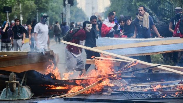 VIDEO: Decretan toque de queda en Santiago de Chile tras protestas masivas