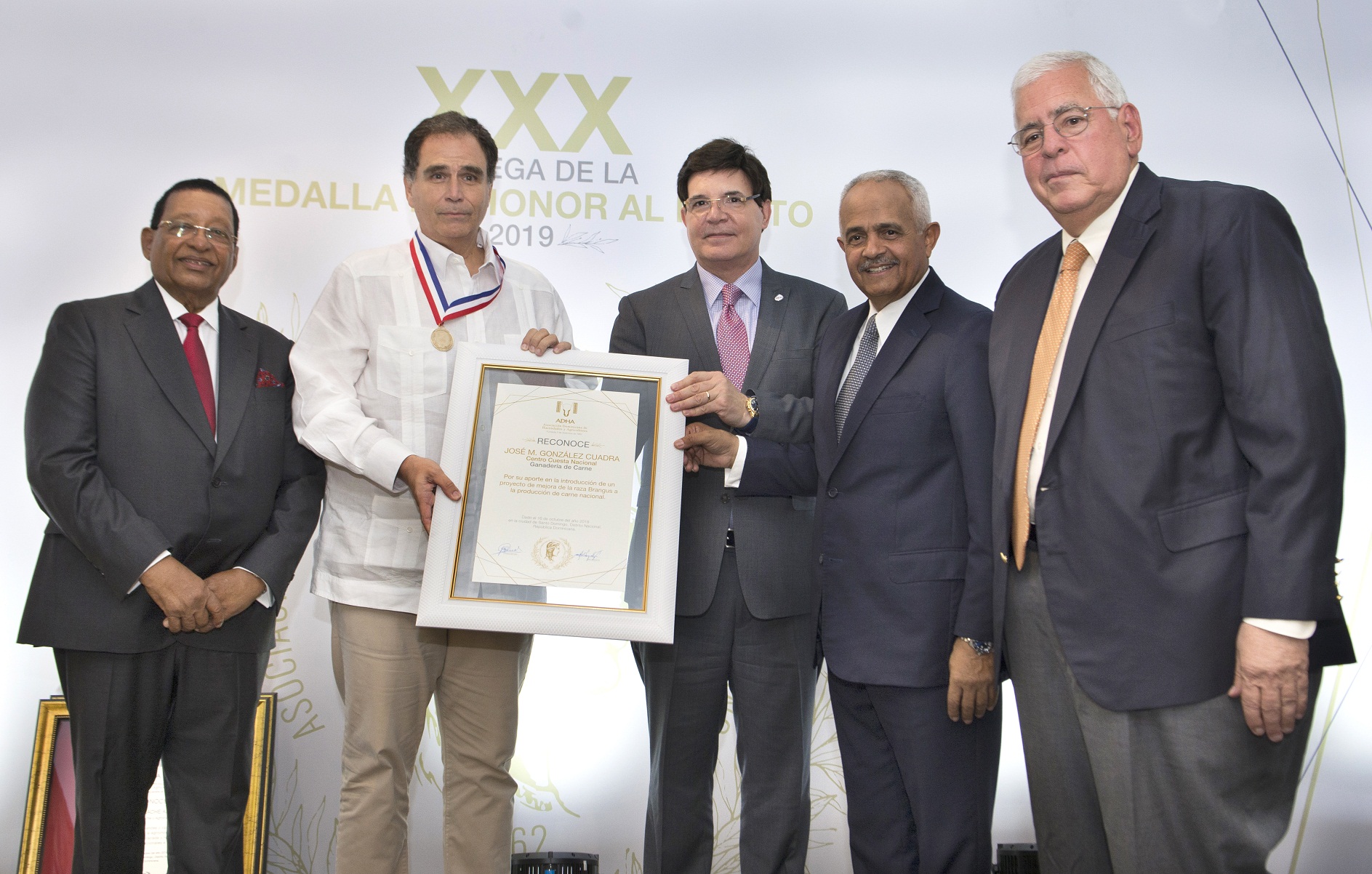 Centro Cuesta Nacional recibe Medalla de Honor al Mérito por parte de la Asociación Dominicana de Hacendados y Agricultores