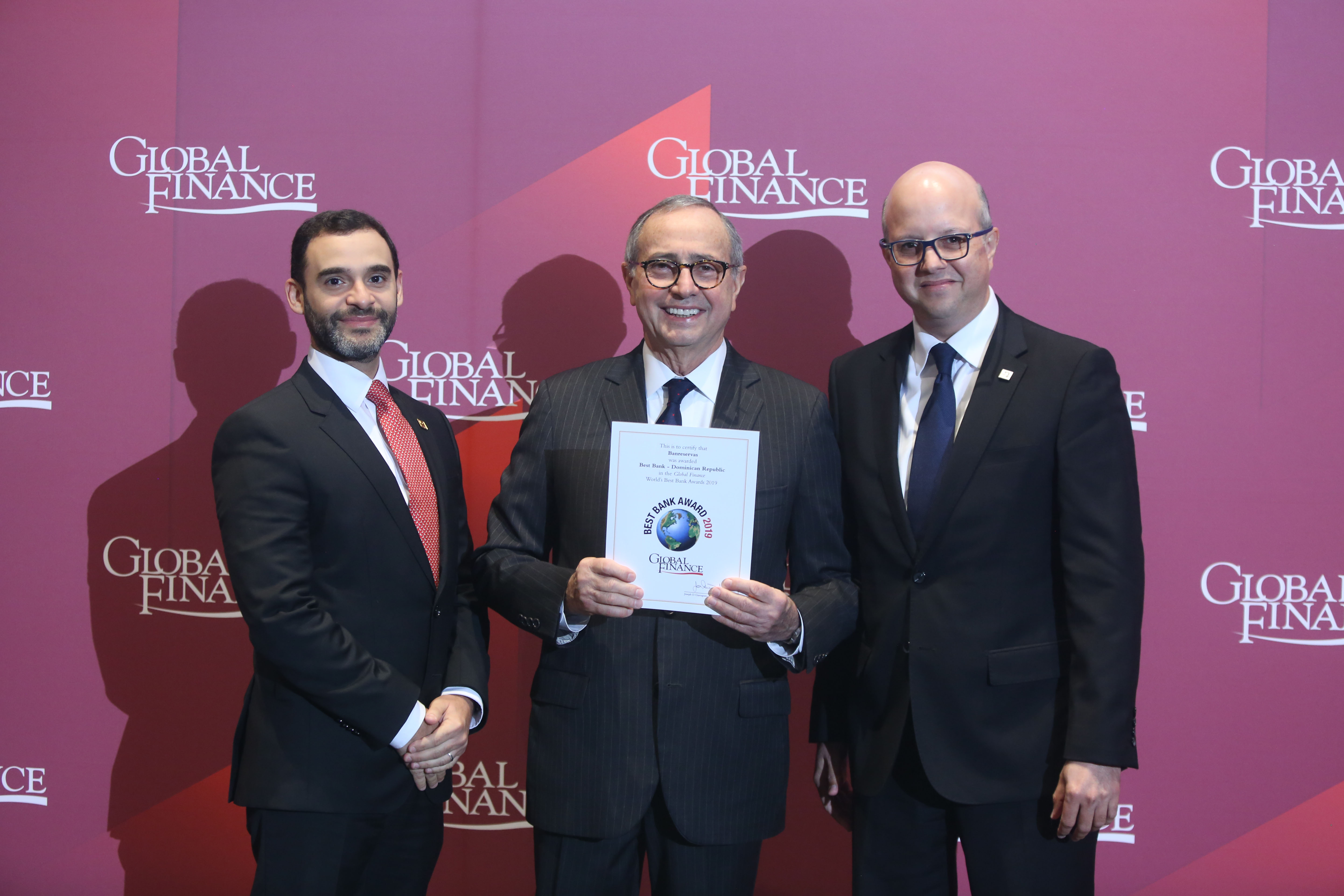Global Finance entrega a Banreservas premio Mejor Banco del Año en RD