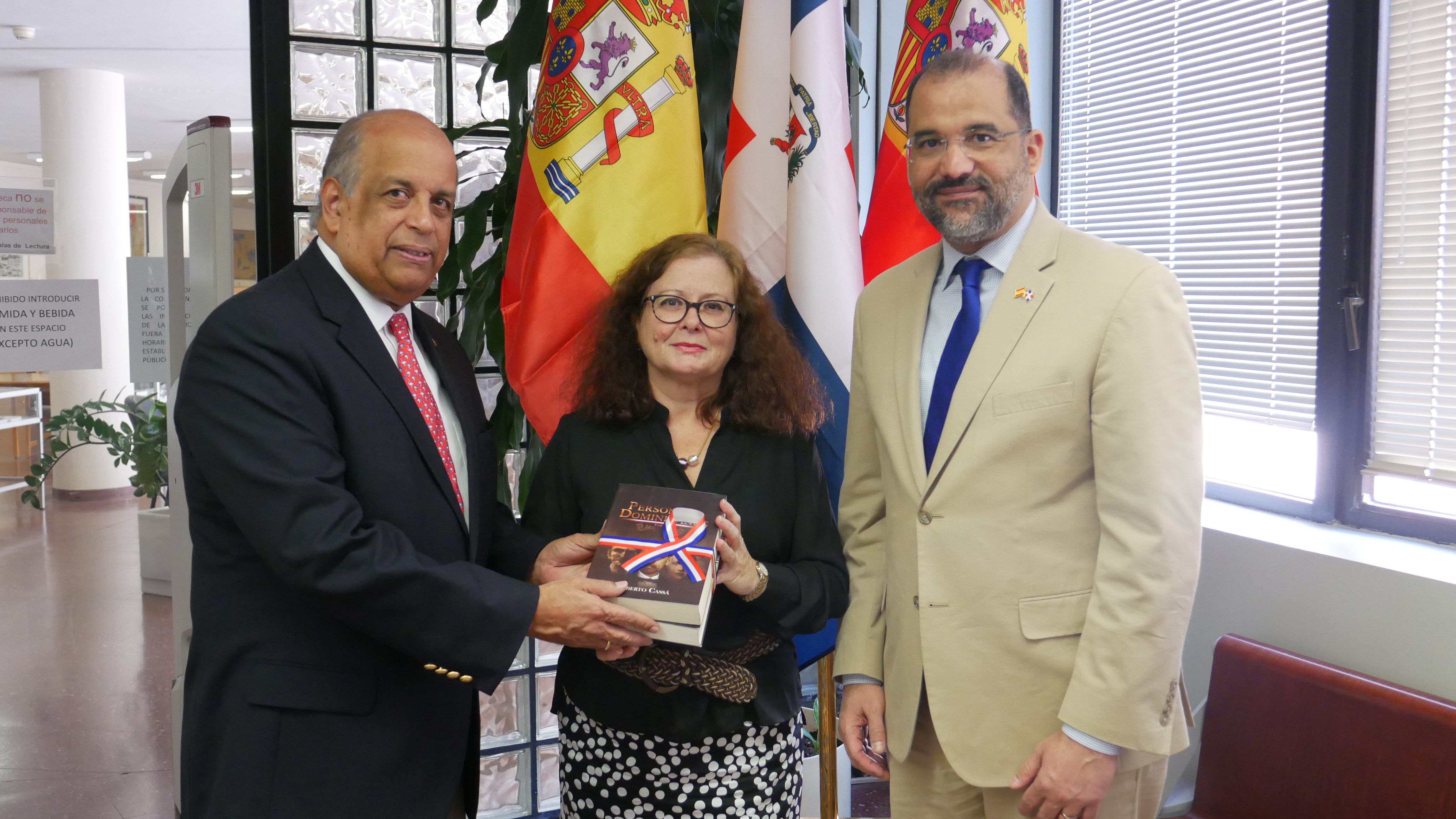 Embajada Dominicana en España dona libros a Biblioteca de la AECID