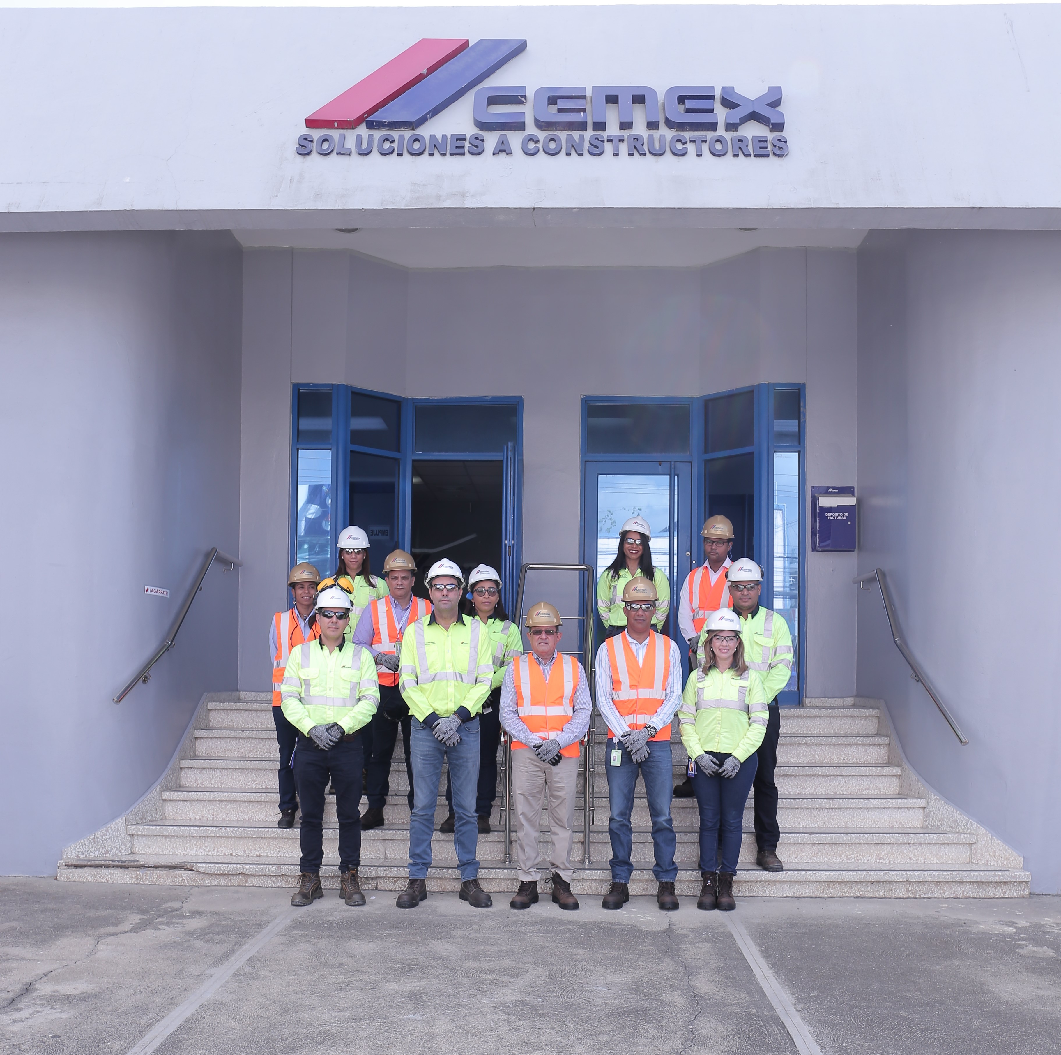 Ministro de Medio Ambiente visita planta de concreto de CEMEX Dominicana para conocer sus operaciones