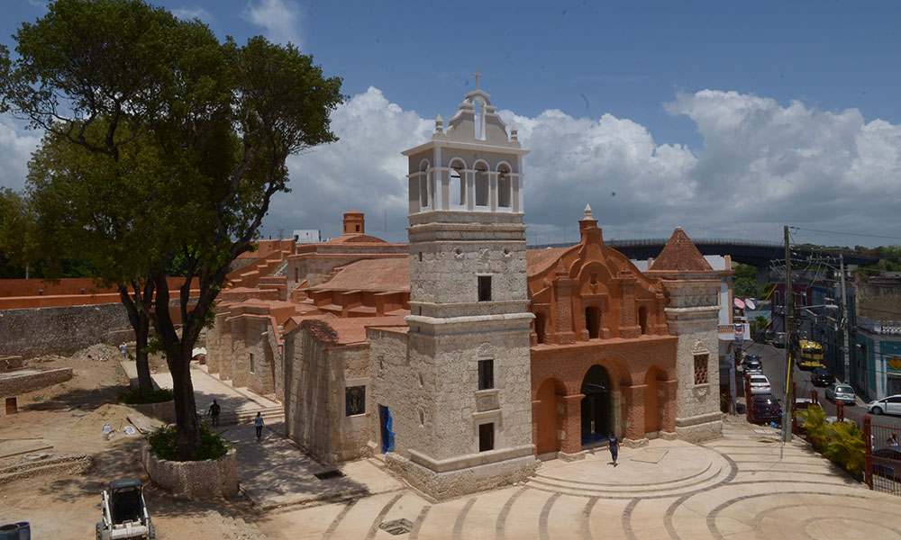 Director de Restauración de la Iglesia Santa Bárbara envía carta de disculpas al P. Nelkys Acevedo sobre desfile de modas realizado en el templo