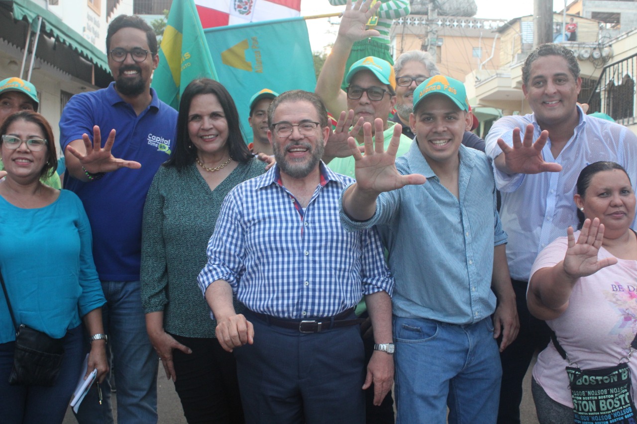 Guillermo Moreno y Minou Tavárez Mirabal acompañan precandidatos de la C1 del D. N.