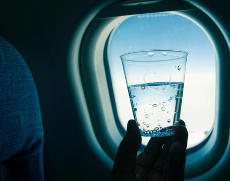 Un estudio recomendó a los pasajeros de avión no tomar agua ni lavarse las manos a bordo