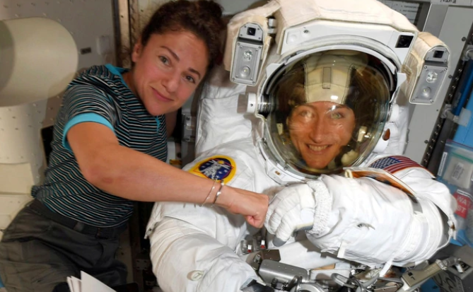 Dos mujeres estadounidenses protagonizaron una caminata espacial histórica