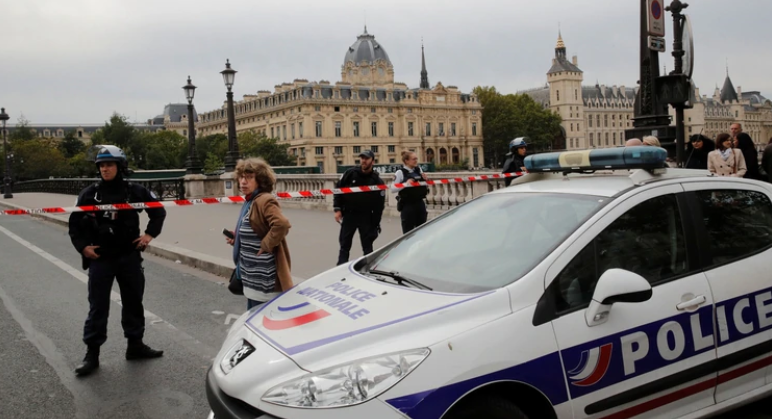 Un hombre asesinó a cuchillazos a cuatro oficiales en la sede central de la policía de París