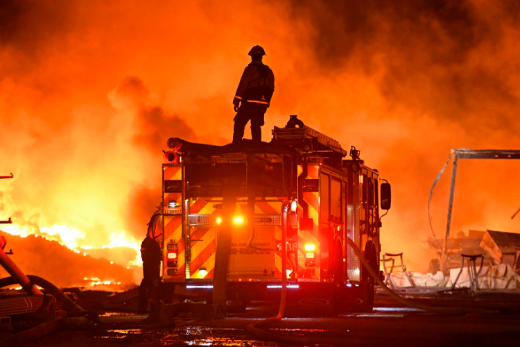 Las imágenes de los incendios en California que obligaron a evacuar a 200 mil personas y dejaron sin luz a 2 millones más