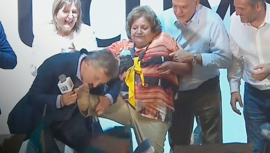 "Mi Cenicienta": Macri le besa el pie a una mujer que perdió un zapato en un acto político (Video)