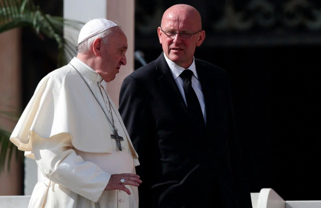 Escándalo de corrupción en el Vaticano: renunció el jefe de seguridad del papa Francisco por una nueva filtración de información confidencial