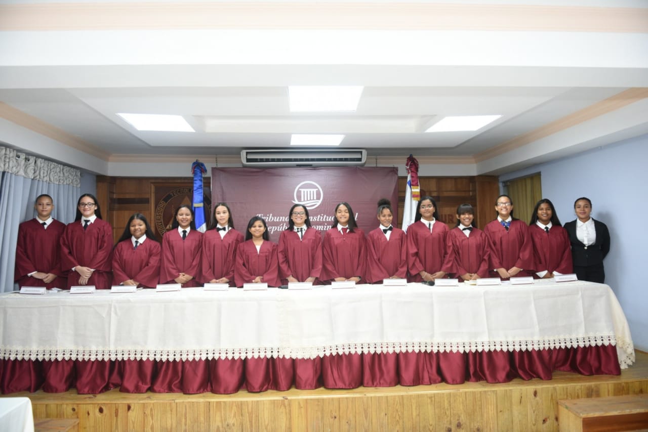 Niñas hacen papel de juezas en audiencia simulada del Tribunal Constitucional en conmemoración del Día de la Niña