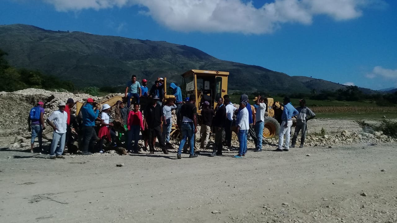 (Video): Protestan en El Cercado en demanda de  terminación de carretera