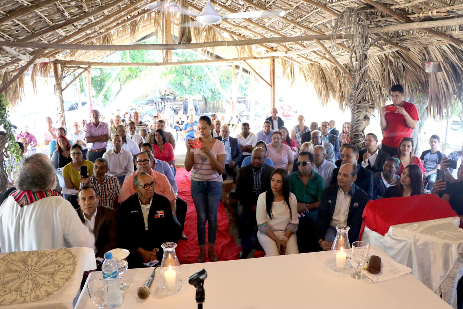 Ramfis visita la iglesia del pueblo y exhorta a los dominicanos a buscar candidatos no políticos