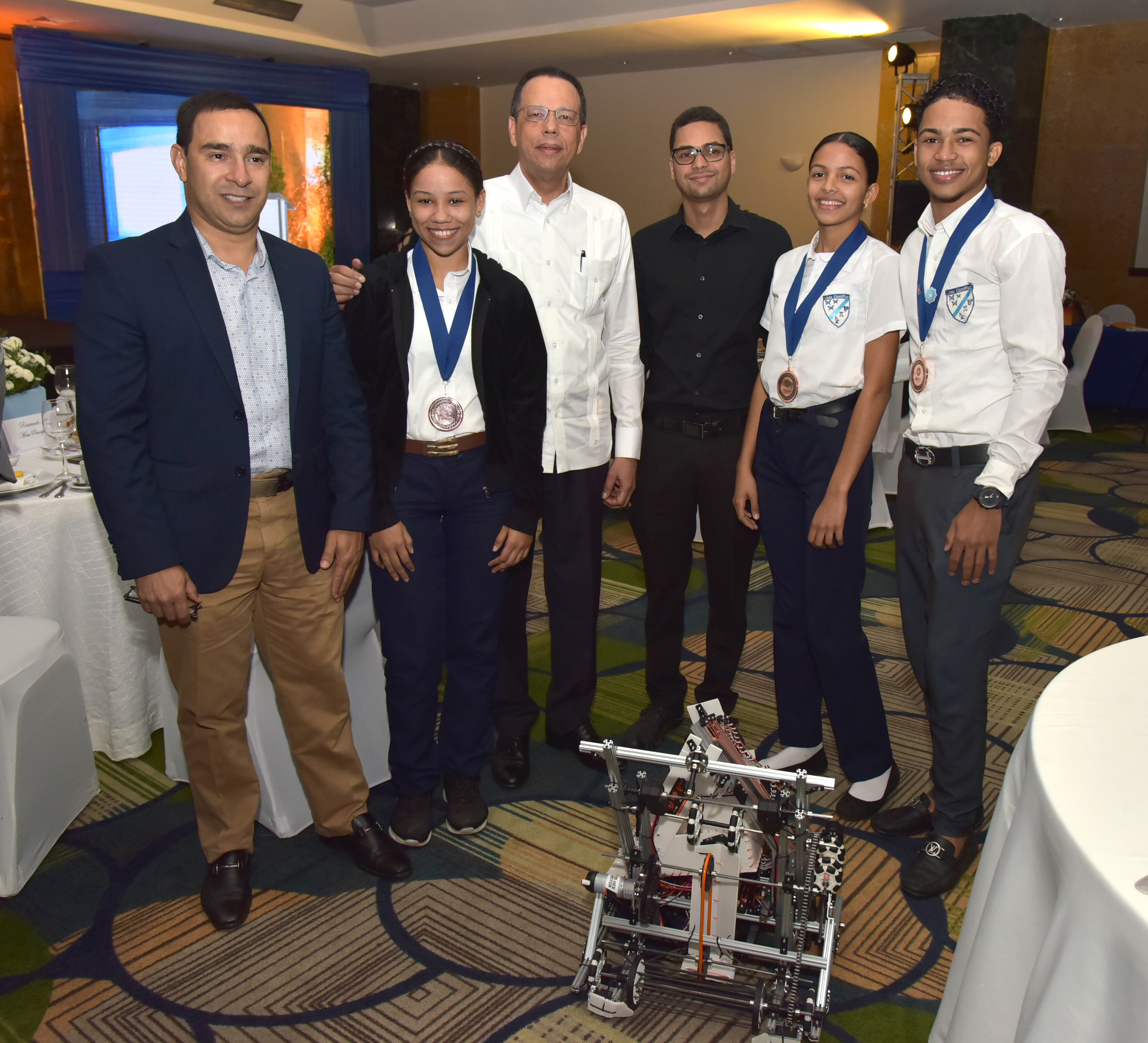 Ministro de Educación apoya estudiantes que ganaron bronce en mundial de robótica en Dubái