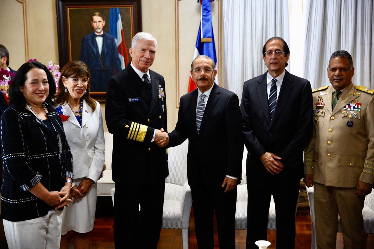 Presidente Danilo Medina recibe al jefe del Comando Sur de Estados Unidos, Craig S. Faller