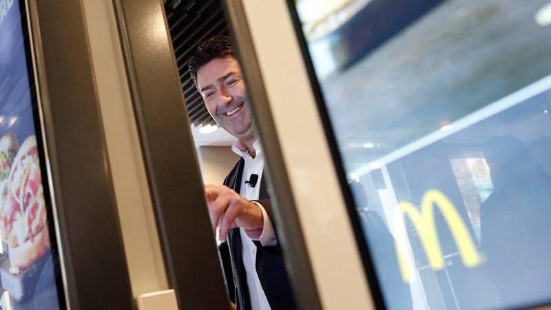 El CEO de McDonald's despedido por mantener relaciones con una empleada podría obtener una indemnización de 70 millones de dólares