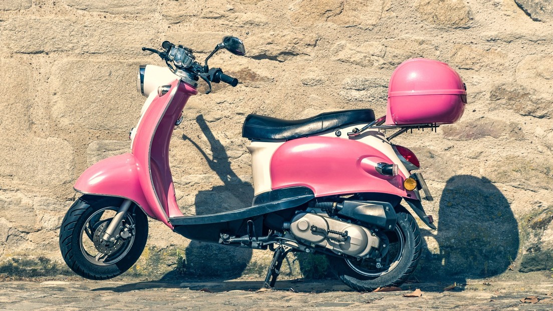 Nueva Delhi distingue a policías motorizadas con 'scooters' de color rosa y genera polémica