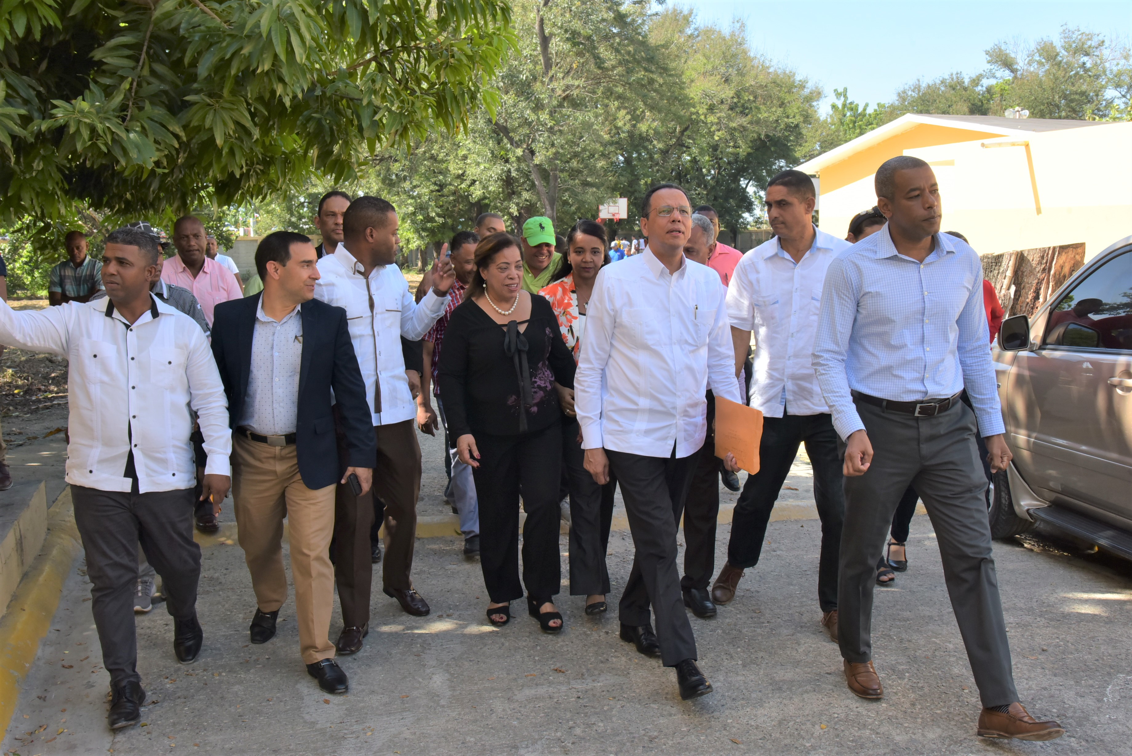 Ministro de Educación   lleva soluciones estructurales a liceo de Villa González