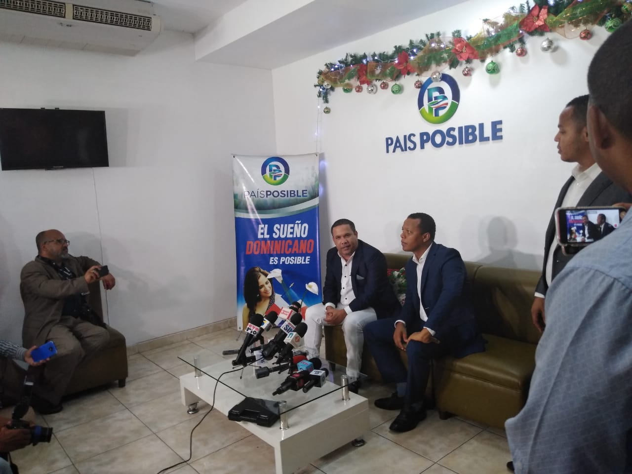 País Posible juramenta a Héctor Acosta como candidato a senador en Monseñor Nouel