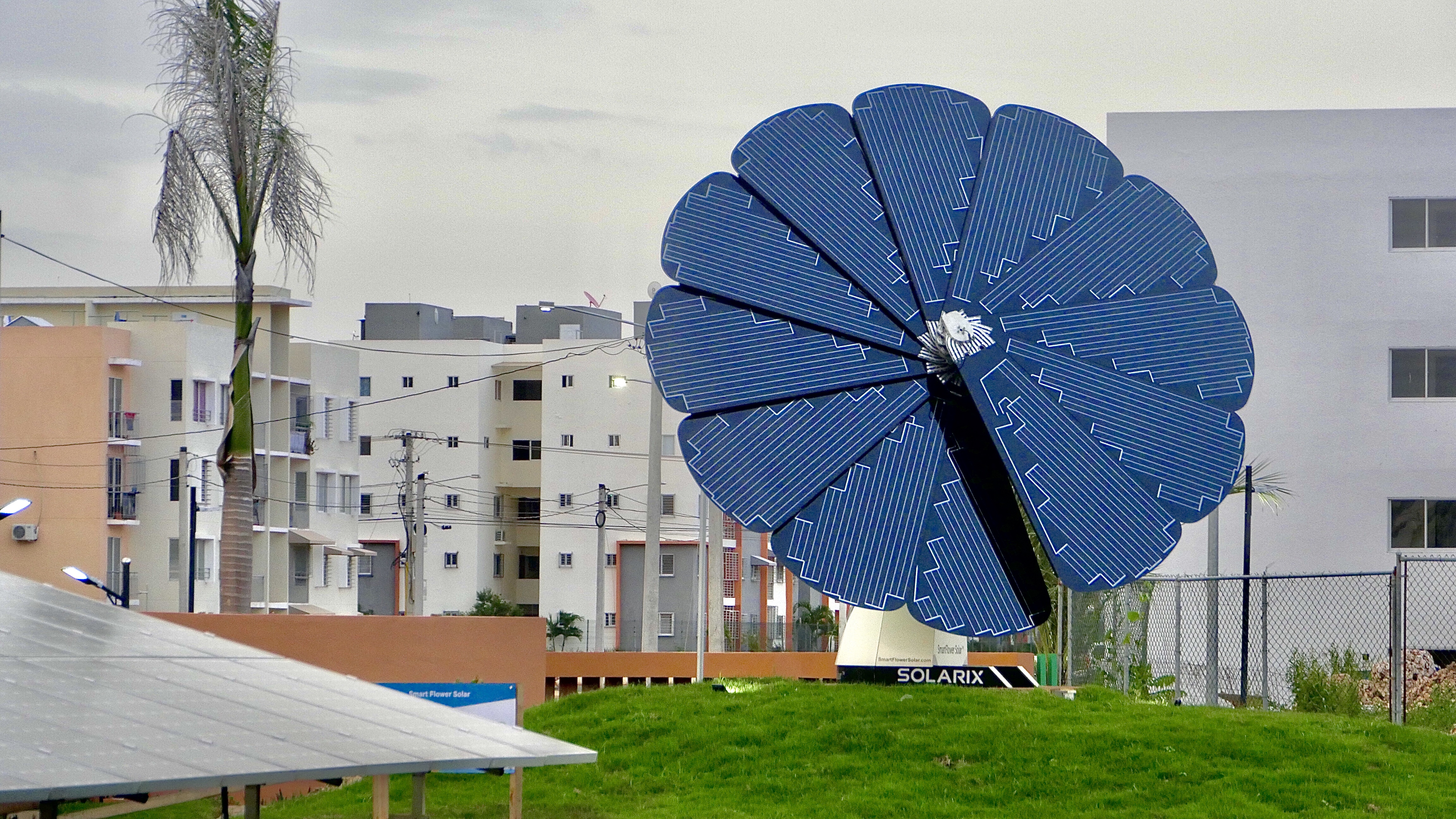 AES donó primer “Girasol solar inteligente” de RD y el Caribe al Parque de Energía Renovable