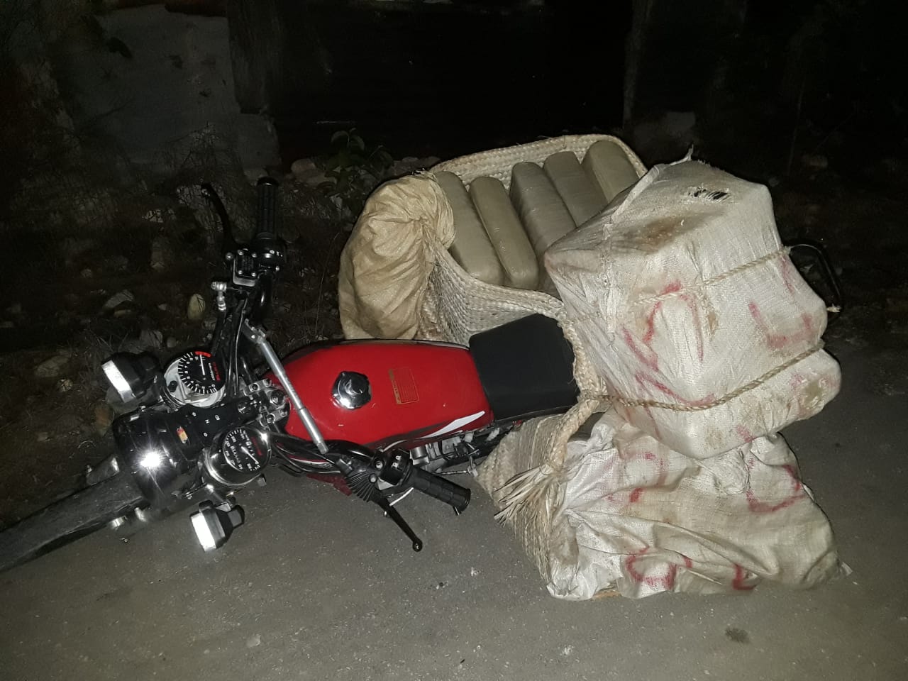 Traficante huye y abandona motocicleta con 14 paquetes de marihuana