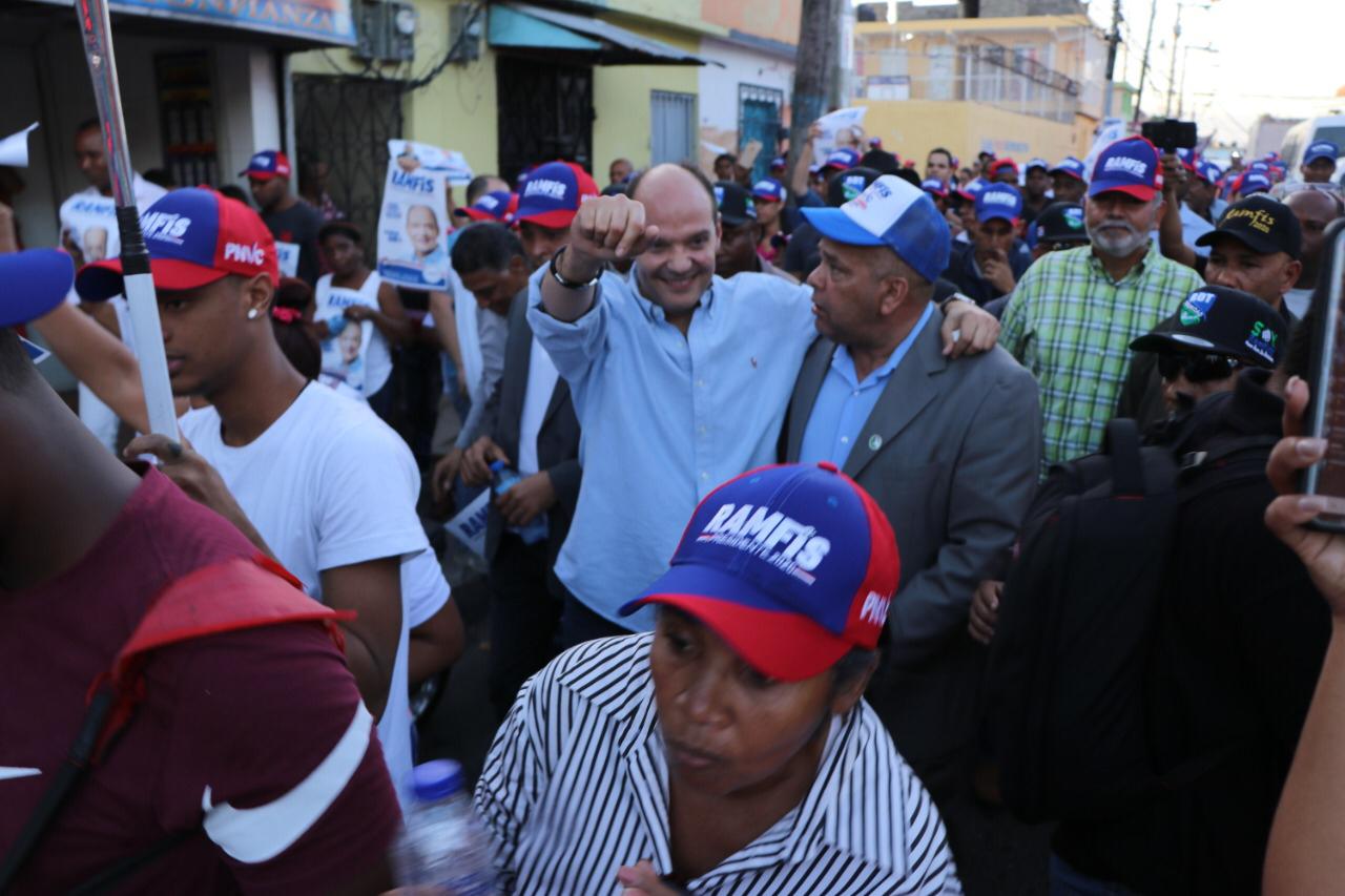 Ramfis se lanza a la calle con candidatos municipales