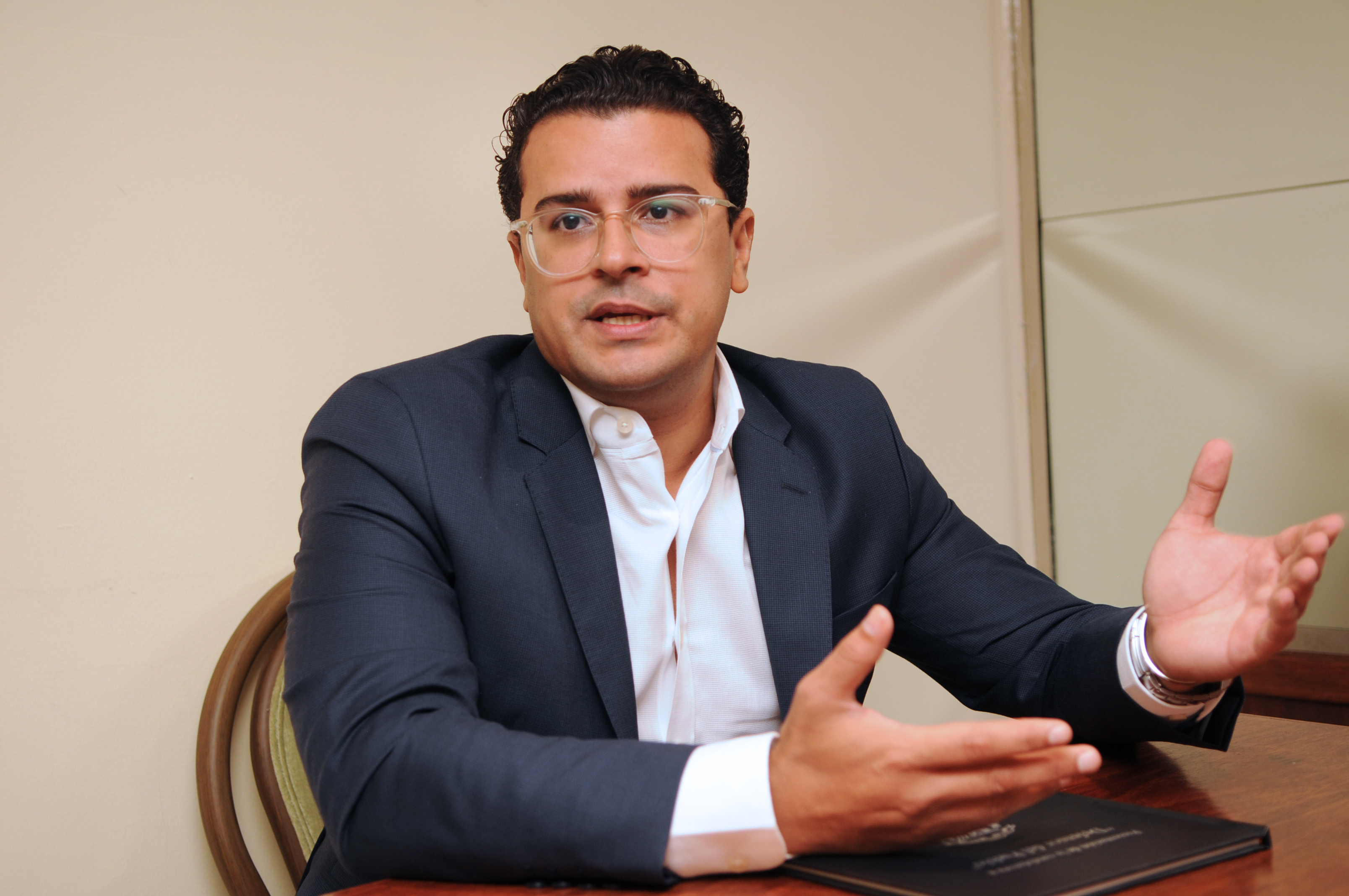 José Martínez Hoepelman, recibe apoyo de universidades e industriales como aspirante a la Defensoría del Pueblo