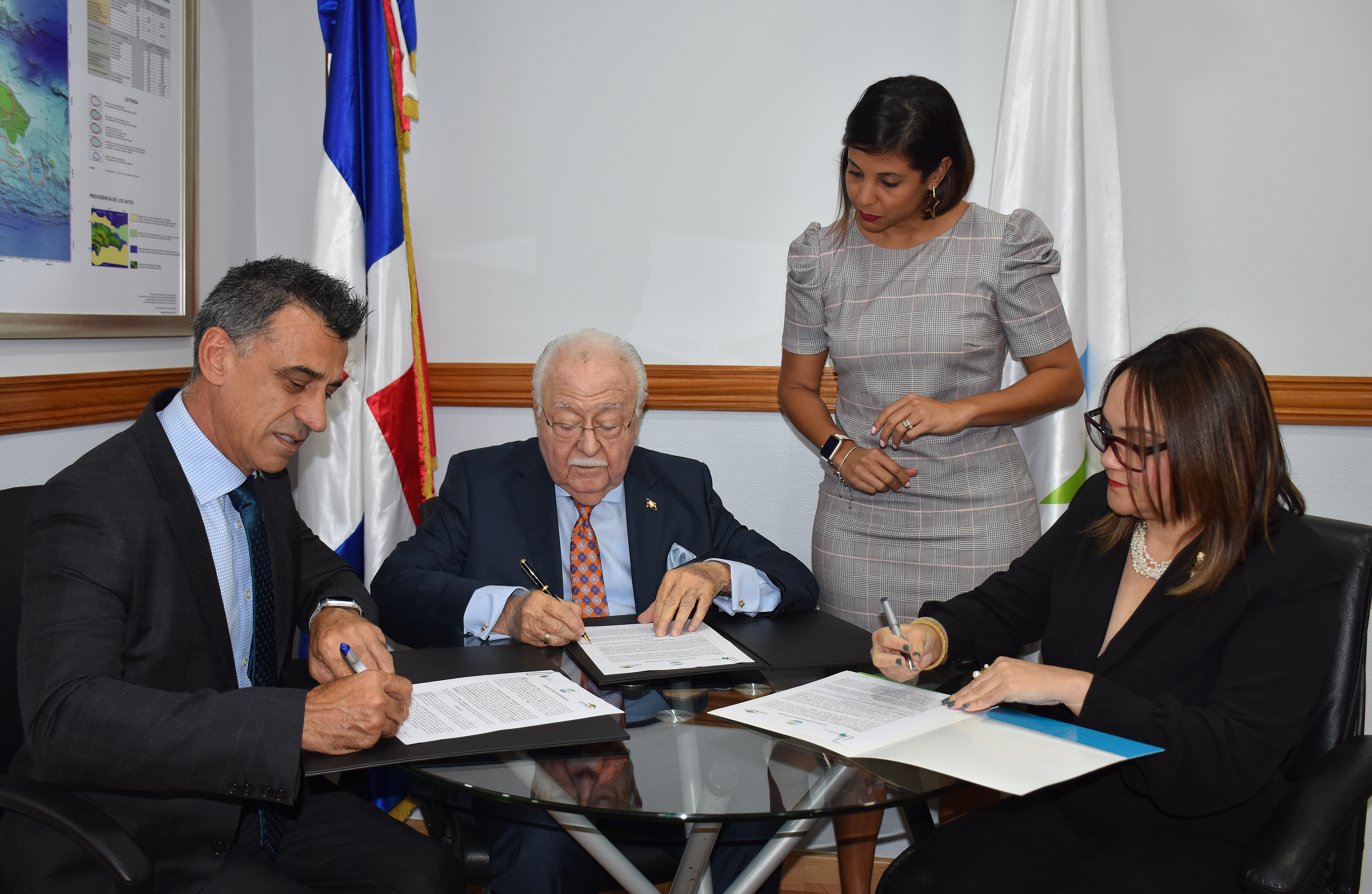 Energía y Minas firma acuerdo con CORMIDOM para obras sociales en beneficio de 767 familias de Monte Plata
